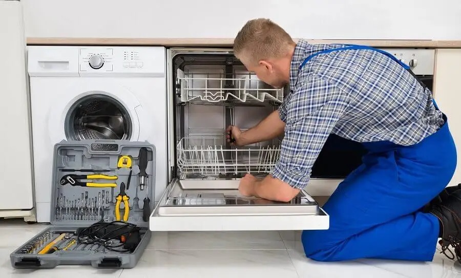 Çilimli Hitachi servisi teknisyen ekibi beyaz eşya tamiri yaparken